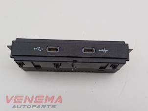 Gebruikte AUX/USB aansluiting Volkswagen Passat Variant (CJ5) 2.0 TDI 16V Prijs € 19,99 Margeregeling aangeboden door Venema Autoparts