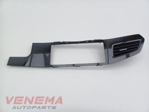 Gebruikte Luchtrooster Dashboard Volkswagen Passat Variant (CJ5) 2.0 TDI 16V Prijs € 74,99 Margeregeling aangeboden door Venema Autoparts