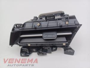 Gebruikte Luchtrooster Dashboard Volkswagen Arteon Shooting Brake (3HAC) 2.0 TSI 16V Prijs € 24,99 Margeregeling aangeboden door Venema Autoparts