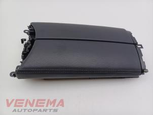 Gebruikte Armleuning Mercedes GLC (X253) 2.0 260 16V 4-Matic Prijs € 49,99 Margeregeling aangeboden door Venema Autoparts