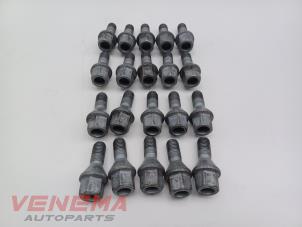 Gebruikte Wielbouten set Nissan Qashqai (J12) 1.3 DIG-T MHEV 16V Prijs € 29,99 Margeregeling aangeboden door Venema Autoparts