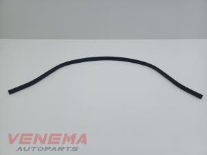 Gebruikte Motorkaprubber Volkswagen T-Roc I 2.0 TSI 16V 4Motion Prijs € 9,99 Margeregeling aangeboden door Venema Autoparts