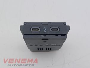 Gebruikte AUX/USB aansluiting Volkswagen Polo VI (AW1) 1.0 TSI 12V Prijs € 14,99 Margeregeling aangeboden door Venema Autoparts