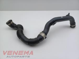 Gebruikte Intercooler Slang Mercedes A (W176) 1.5 A-180 CDI, A-180d 16V Prijs € 69,99 Margeregeling aangeboden door Venema Autoparts