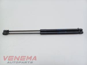 Gebruikte Set Gasdempers Achterklep Mercedes A (W176) 1.5 A-180 CDI, A-180d 16V Prijs € 9,99 Margeregeling aangeboden door Venema Autoparts