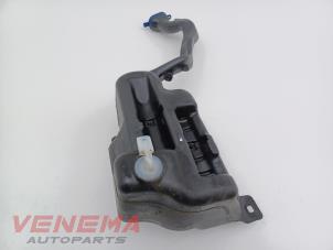 Gebruikte Ruitensproeiertank voor Mercedes A (W176) 1.5 A-180 CDI, A-180d 16V Prijs € 24,99 Margeregeling aangeboden door Venema Autoparts