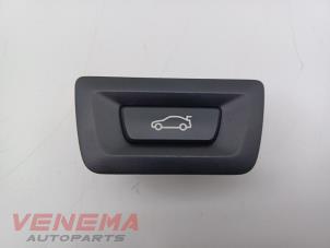 Gebruikte Schakelaar achterklep BMW X3 (G01) xDrive 20i 2.0 TwinPower Turbo 16V Van Prijs € 9,99 Margeregeling aangeboden door Venema Autoparts