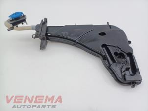 Gebruikte Ruitensproeiertank voor BMW X3 (G01) xDrive 20i 2.0 TwinPower Turbo 16V Van Prijs € 29,99 Margeregeling aangeboden door Venema Autoparts