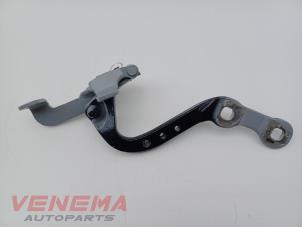 Gebruikte Achterklep Scharnier BMW X3 (G01) xDrive 20i 2.0 TwinPower Turbo 16V Van Prijs € 34,99 Margeregeling aangeboden door Venema Autoparts