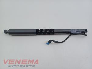 Gebruikte Kofferdekseldemper rechts-achter BMW X3 (G01) xDrive 20i 2.0 TwinPower Turbo 16V Van Prijs € 149,99 Margeregeling aangeboden door Venema Autoparts