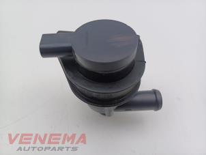 Gebruikte Extra waterpomp Volkswagen Golf VI Cabrio (1K) 1.4 TSI 122 16V Prijs € 9,99 Margeregeling aangeboden door Venema Autoparts