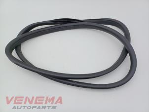 Gebruikte Deurrubber 4Deurs links-voor Mercedes GLC (X253) 2.0 260 16V 4-Matic Prijs € 19,99 Margeregeling aangeboden door Venema Autoparts