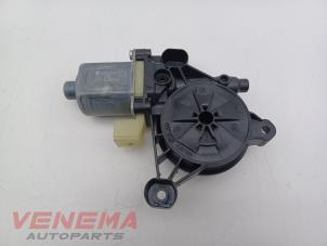 Gebruikte Portierruitmotor Volkswagen T-Roc I 1.0 TSI 12V Prijs € 14,99 Margeregeling aangeboden door Venema Autoparts