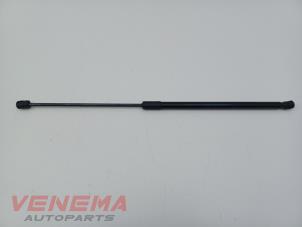 Gebruikte Kofferdekseldemper links-achter Mercedes GLC (X253) 2.0 260 16V 4-Matic Prijs € 9,99 Margeregeling aangeboden door Venema Autoparts