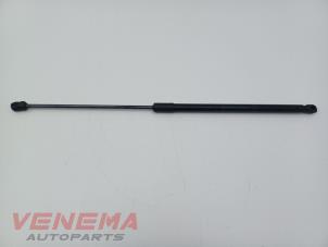 Gebruikte Kofferdekseldemper rechts-achter Mercedes GLC (X253) 2.0 260 16V 4-Matic Prijs € 9,99 Margeregeling aangeboden door Venema Autoparts