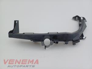 Gebruikte Koplampframe links BMW 3 serie Touring (E91) 320i 16V Prijs € 19,99 Margeregeling aangeboden door Venema Autoparts