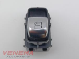 Gebruikte Raam schakelaar elektrisch Mercedes E Estate (S213) E-220d 2.0 Turbo 16V Prijs € 24,99 Margeregeling aangeboden door Venema Autoparts
