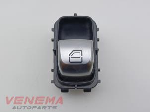 Gebruikte Raam schakelaar elektrisch Mercedes E Estate (S213) E-220d 2.0 Turbo 16V Prijs € 24,99 Margeregeling aangeboden door Venema Autoparts