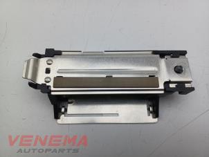 Gebruikte Antenne Mercedes E Estate (S213) E-220d 2.0 Turbo 16V Prijs € 9,99 Margeregeling aangeboden door Venema Autoparts