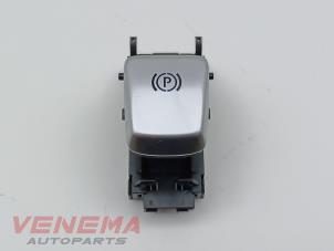Gebruikte Handrem schakelaar Mercedes E Estate (S213) E-220d 2.0 Turbo 16V Prijs € 14,99 Margeregeling aangeboden door Venema Autoparts
