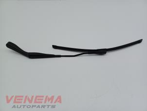 Gebruikte Ruitenwisserarm voor Mercedes E Estate (S213) E-220d 2.0 Turbo 16V Prijs € 19,99 Margeregeling aangeboden door Venema Autoparts