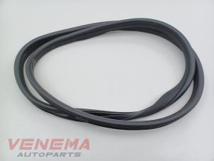 Gebruikte Deurrubber 4Deurs links-voor Mercedes E Estate (S213) E-220d 2.0 Turbo 16V Prijs € 19,99 Margeregeling aangeboden door Venema Autoparts