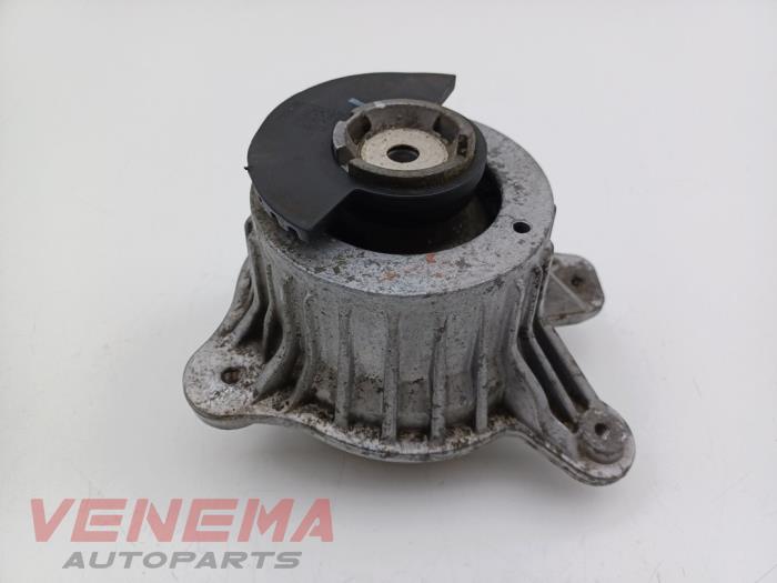 Gebruikte Motorrubber Mercedes E Estate (S213) E-220d 2.0 Turbo 16V Prijs € 19,99 Margeregeling aangeboden door Venema Autoparts
