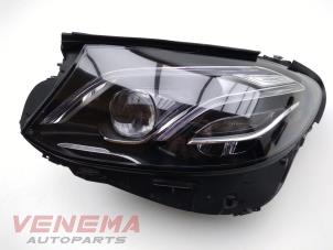 Gebruikte Koplamp links Mercedes E Estate (S213) E-220d 2.0 Turbo 16V Prijs € 999,99 Margeregeling aangeboden door Venema Autoparts