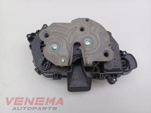 Gebruikte Schuifdeur Slotmechaniek links Volkswagen Caddy Combi V (SBB/SBJ) 2.0 TDI BlueMotionTechnology Prijs € 49,99 Margeregeling aangeboden door Venema Autoparts