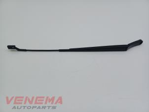 Gebruikte Ruitenwisserarm voor Volkswagen Caddy Combi V (SBB/SBJ) 2.0 TDI BlueMotionTechnology Prijs € 24,99 Margeregeling aangeboden door Venema Autoparts