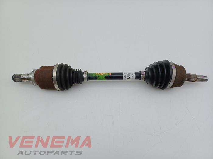 Gebruikte Aandrijfas links-voor Opel Adam 1.0 Ecotec 12V SIDI Turbo Prijs € 59,99 Margeregeling aangeboden door Venema Autoparts
