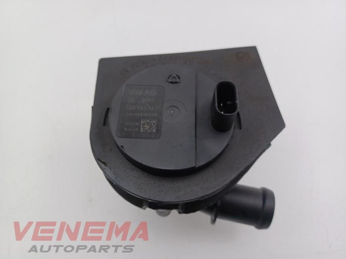 Gebruikte Waterpomp Volkswagen Golf Sportsvan (AUVS) 1.0 TSI 12V BlueMotion Technology Prijs € 19,99 Margeregeling aangeboden door Venema Autoparts