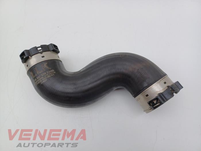 Gebruikte Intercooler Slang Mercedes Sprinter 3,5t (910.0/910.1/907.1/907.2) 316 CDI 2.1 D RWD Prijs € 34,99 Margeregeling aangeboden door Venema Autoparts