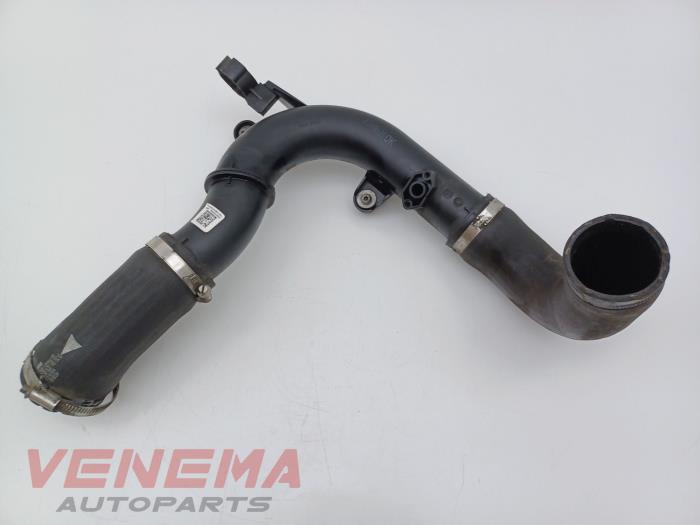Gebruikte Intercooler Buis Volkswagen T-Roc I 2.0 TSI 16V 4Motion Prijs € 49,99 Margeregeling aangeboden door Venema Autoparts