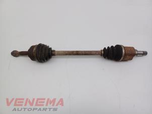 Gebruikte Aandrijfas links-voor Peugeot 207/207+ (WA/WC/WM) 1.4 16V Prijs € 19,99 Margeregeling aangeboden door Venema Autoparts