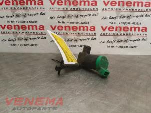 Gebruikte Ruitensproeierpomp voor Peugeot 206 CC (2D) 2.0 16V Prijs € 10,00 Margeregeling aangeboden door Venema Autoparts