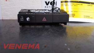 Gebruikte Alarmlicht Schakelaar Opel Meriva Mk.II 1.4 Turbo 16V ecoFLEX Prijs € 9,00 Margeregeling aangeboden door Venema Autoparts