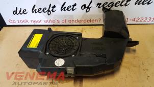 Gebruikte Subwoofer Audi A4 Avant (B7) 2.0 TDI Prijs € 39,99 Margeregeling aangeboden door Venema Autoparts
