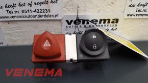 Gebruikte Paniekverlichtings Schakelaar Renault Megane II (BM/CM) Prijs op aanvraag aangeboden door Venema Autoparts