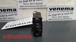 Gebruikte Schakelaar Koplamp Ihv Opel Vivaro 2.0 CDTI Prijs € 9,00 Margeregeling aangeboden door Venema Autoparts