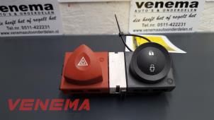 Gebruikte Paniekverlichtings Schakelaar Renault Megane II (BM/CM) Prijs op aanvraag aangeboden door Venema Autoparts