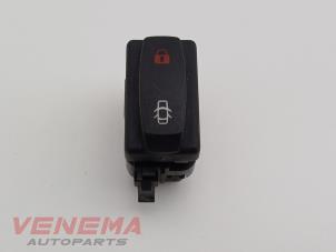 Gebruikte Centrale deurvergrendeling Schakelaar Renault Trafic New (FL) Prijs op aanvraag aangeboden door Venema Autoparts