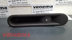 Gebruikte Raam schakelaar elektrisch Renault Espace (JK) Prijs € 9,99 Margeregeling aangeboden door Venema Autoparts