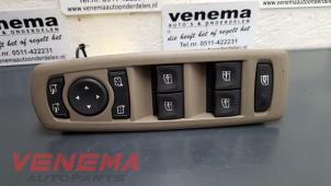 Gebruikte Elektrisch Raam Schakelaar Renault Megane III Grandtour (KZ) Prijs € 50,00 Margeregeling aangeboden door Venema Autoparts