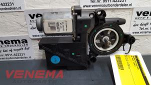 Gebruikte Raammotor Portier Volkswagen Polo IV (9N1/2/3) 1.4 16V Prijs € 35,00 Margeregeling aangeboden door Venema Autoparts