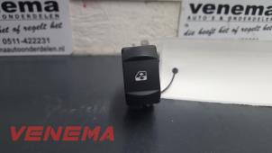 Gebruikte Ruit schakelaar elektrisch Renault Megane II (BM/CM) Prijs € 9,99 Margeregeling aangeboden door Venema Autoparts