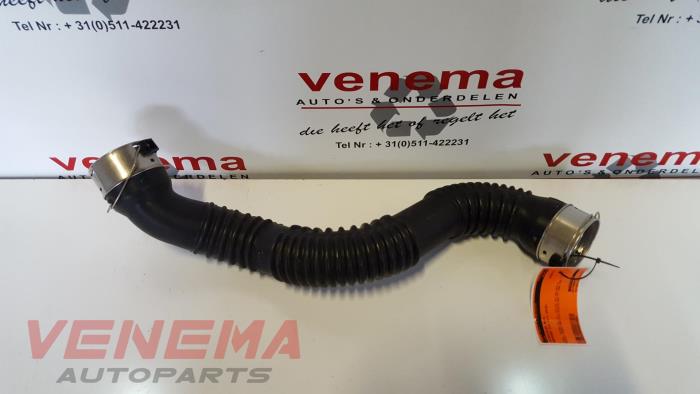Gebruikte Intercooler Buis Mercedes CLA Shooting Brake (117.9) 1.6 CLA-200 16V Prijs € 14,99 Margeregeling aangeboden door Venema Autoparts