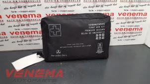 Gebruikte EHBO kit Mercedes CLA Shooting Brake (117.9) 1.6 CLA-200 16V Prijs € 24,99 Margeregeling aangeboden door Venema Autoparts