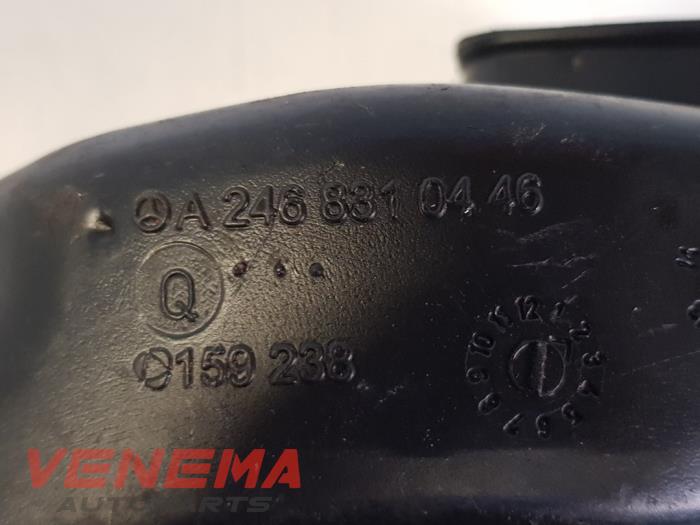 Luchtinlaat slang van een Mercedes-Benz CLA Shooting Brake (117.9) 1.6 CLA-200 16V 2015