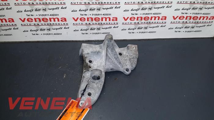 Gebruikte Dynamosteun onder Peugeot 207/207+ (WA/WC/WM) 1.4 HDi Prijs op aanvraag aangeboden door Venema Autoparts